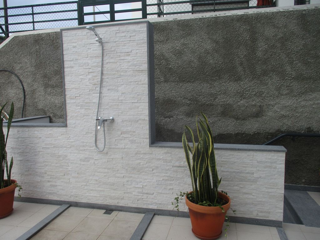 Just 8 to 12 minutes’ drive to the center of Funchal. 

ncluded for a hassle-free stay.
Enjoy the be