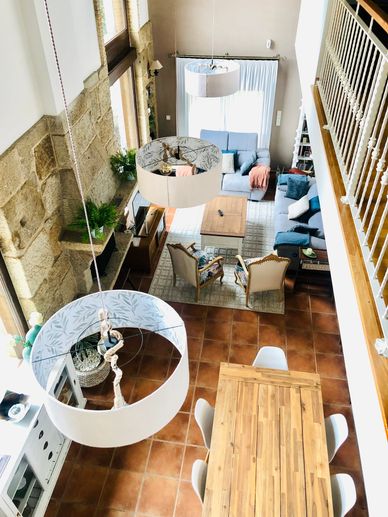 Salón comedor con vistas al mar y chimenea. 