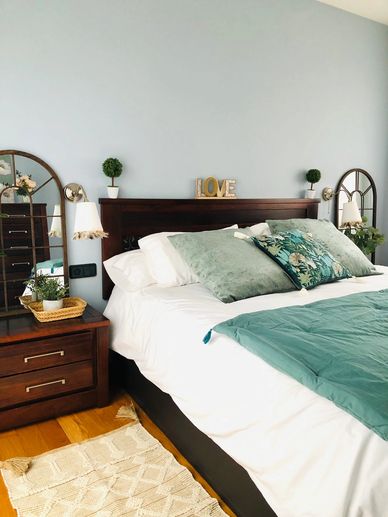 Dormitorio principal con balcón y vistas al mar. Vestidor y baño en suite. Cuidadosamente decorado. 