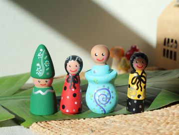 Handpainted colorful wooden peg doll set 
