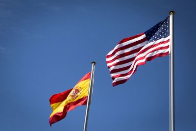 Banderas de España y Estados Unidos ondeando.
