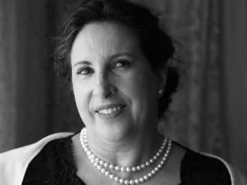 Retrato en blanco y negro de una mujer sonriendo.