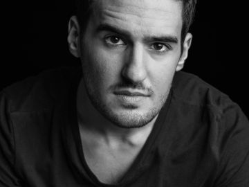 Retrato en blanco y negro de un hombre serio.