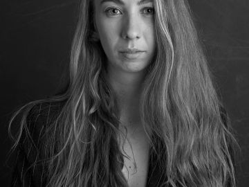 Retrato en blanco y negro de una mujer con cabello largo y suelto.