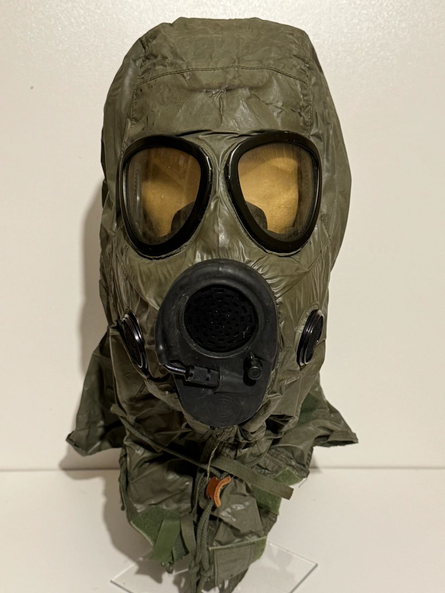 US M17A1 Gas Mask with hood and case 1982