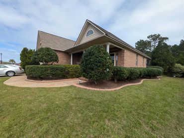 Residential shrub trimming and hedge pruning services in Leland NC