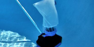 Underwater pool cleaning device with a net.