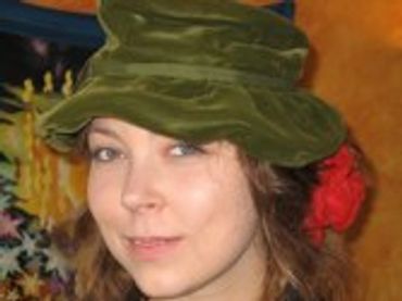 Woman wearing a green, floppy hat