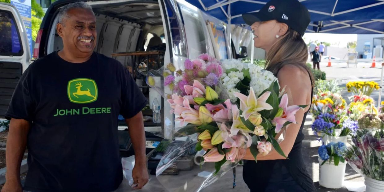 ‘Great flowers and warm hugs’: Vendor cultivates joy at Corona del Mar farmers market - LA Times