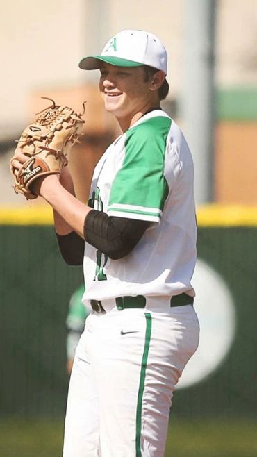 Clayton Winkles pitching baseball for Arlington High School in 2016