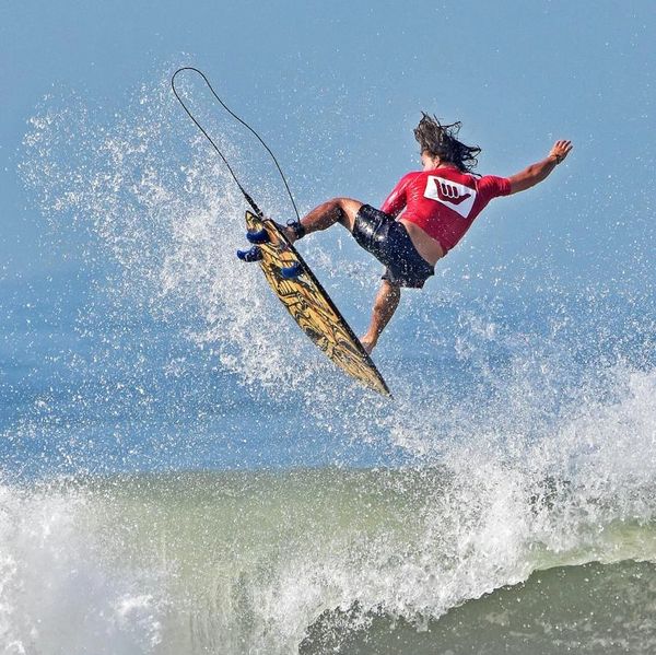 Aéreo, manobra que o surfista voa na onda