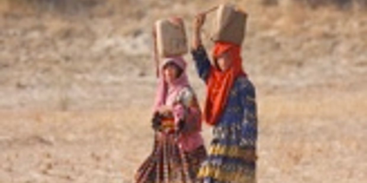 Image of villagers in Pakistan in a field