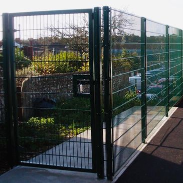 Open mesh fencing with gate