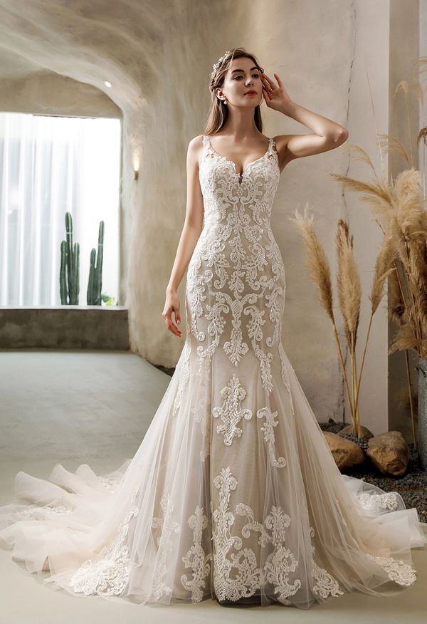 Fit & Flare wedding dress decorated with baroque lace 