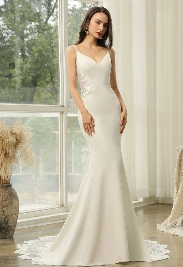 Elegant fitted wedding gown 