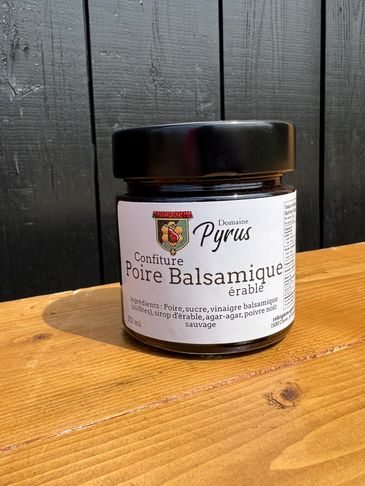 Jar of Domaine Pyrus Poire Balsamique maple jam on a wooden surface.