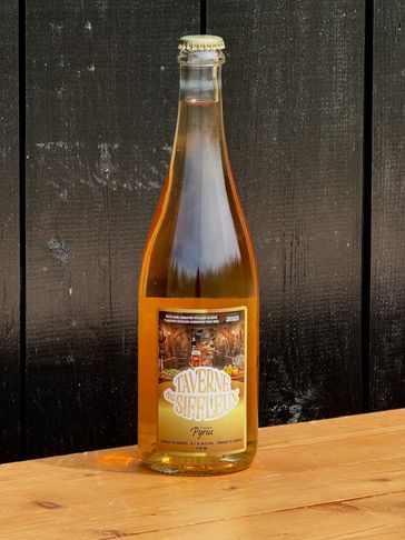 A bottle of Taverne du Siffleur Pyrat beer on a wooden table.