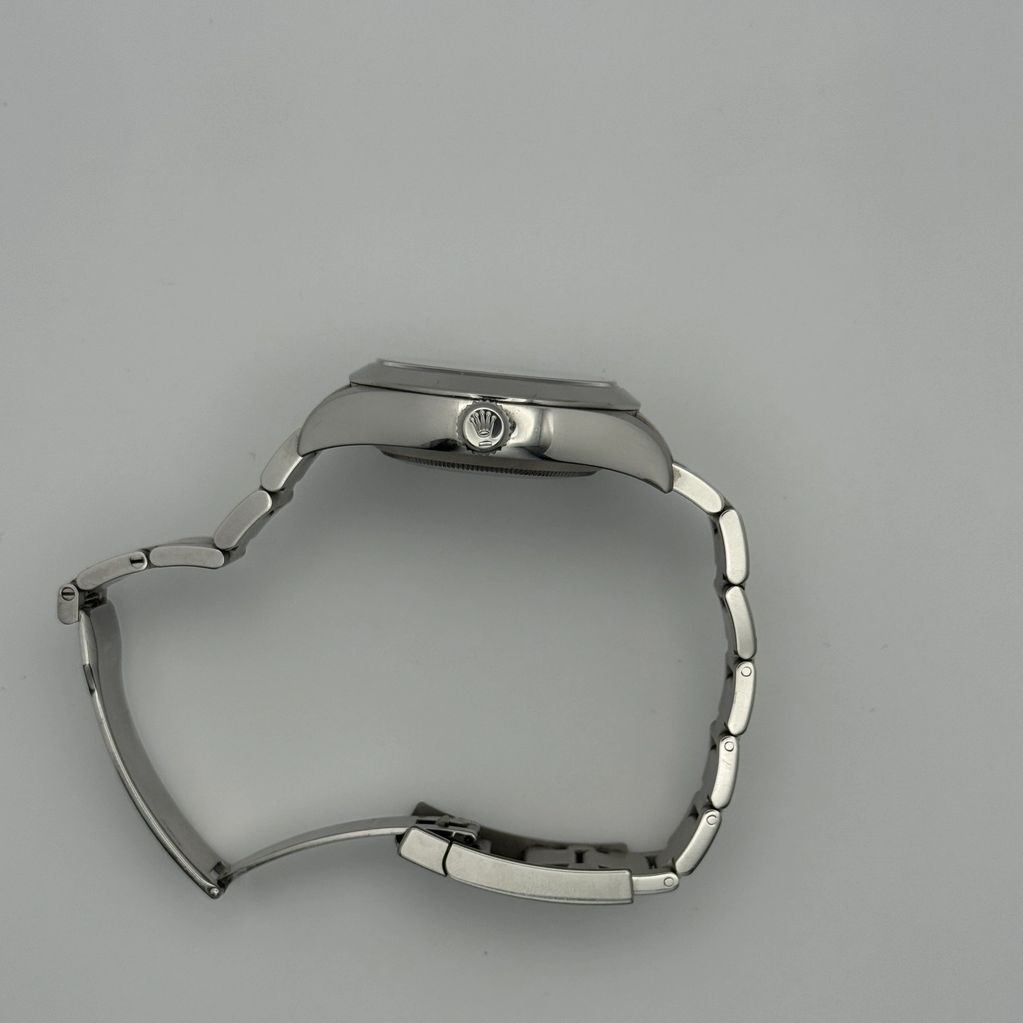 Crown side and bracelet of the Rolex Air-King 116900  