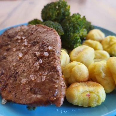 A balanced plate with steak, potato and broccoli