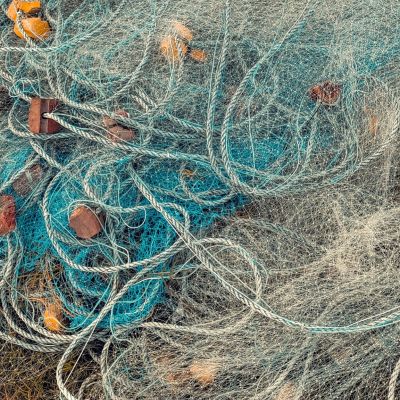 Rete da pesca intrecciata con corde e galleggianti.