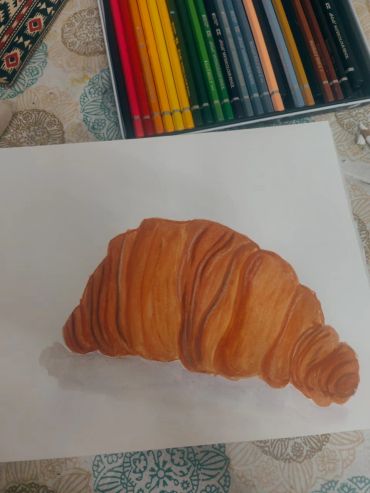 Realistic drawing of a croissant with coloring pencils.