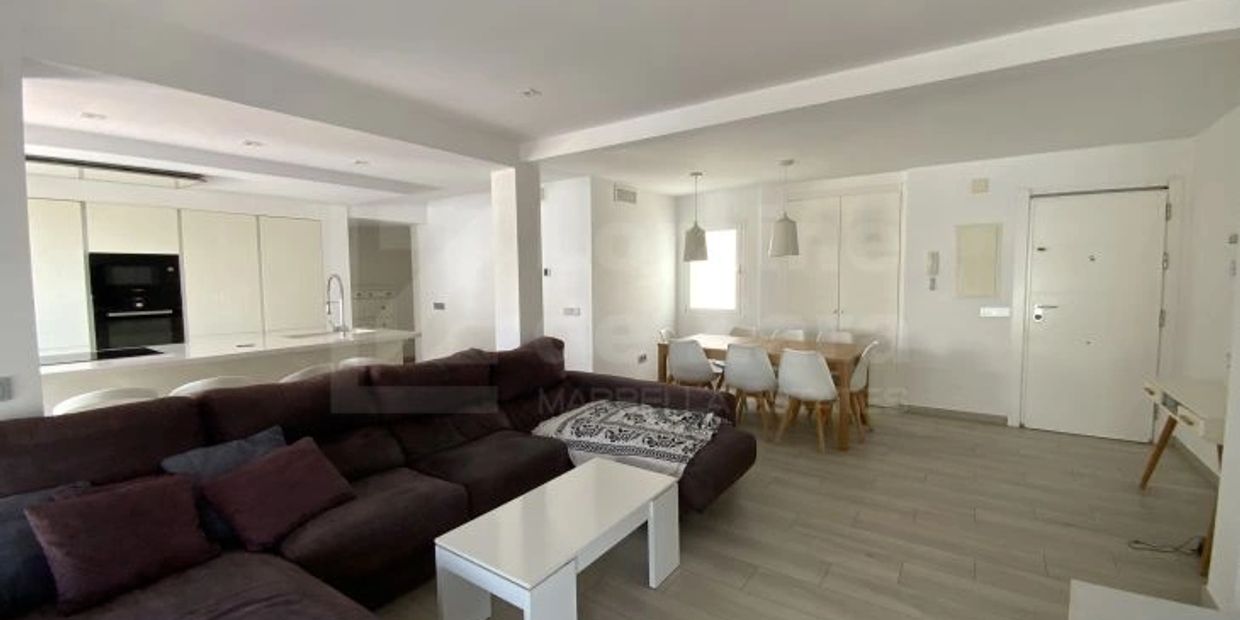 Spacious and modern, this urban top-floor apartment sits in a well-established building in the heart