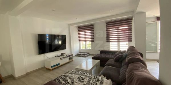 Spacious and modern, this urban top-floor apartment sits in a well-established building in the heart