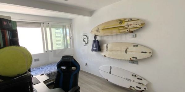 Spacious and modern, this urban top-floor apartment sits in a well-established building in the heart