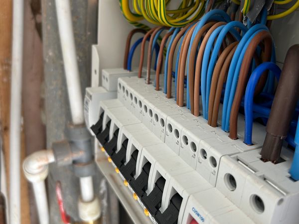  Fuse board, consumer unit, rcbo, Spd blue and brown cables, yellow and green cables above
