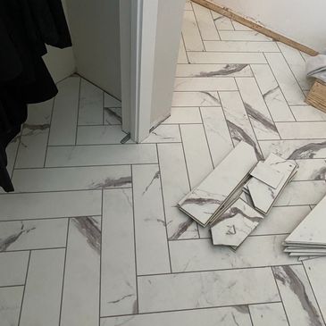Creative herringbone click and lock vinyl with marble look