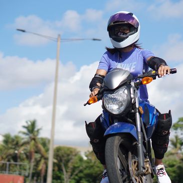 chica en moto suzuki practicando por primera vez en una moto