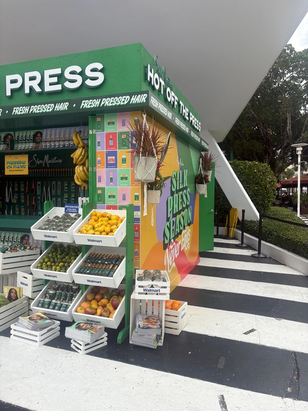 Colorful fresh juice stand with citrus fruits and bananas.