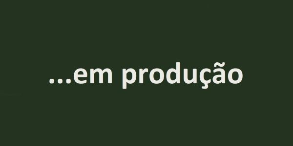 Texto em português dizendo '...em produção' em fundo verde escuro.