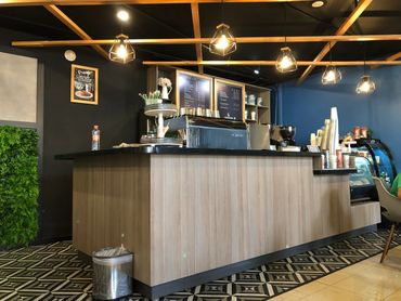 We proudly serve starbucks. Cafeteria en lobby de hotel holiday inn Durango