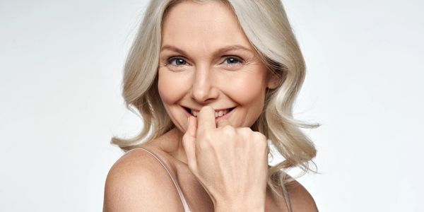 Rétablisser le volume des zones creuses du visage en remplaçant le collagène perdu.