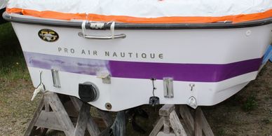 Bateau Pro Air Nautique sur supports en bois.
