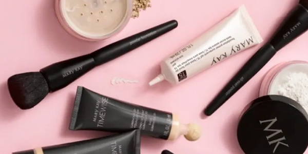 Mary Kay Kosmetik Produkte mit pinkem Hintergrund 