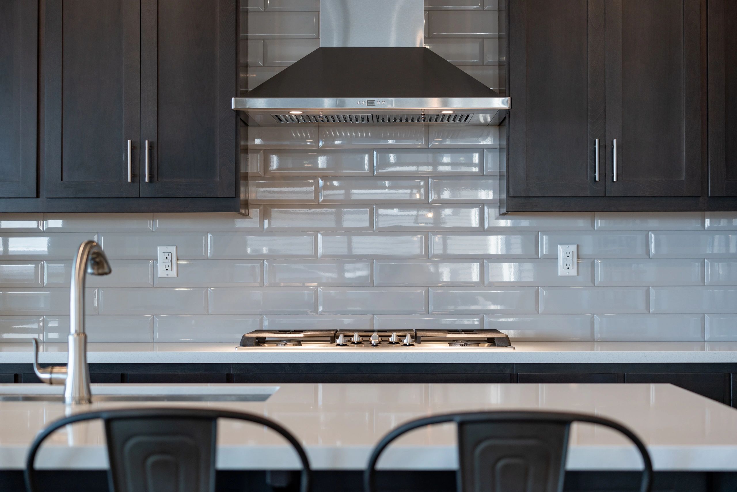 Gloss beveled subway tile backsplash in running bond pattern