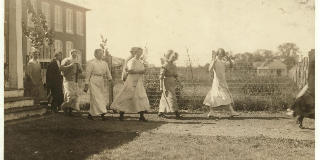 "Noon Hour at Texas Cotton Mill, by Lewis
Hines, October 1914. Library of Congress, Washington, D.C.