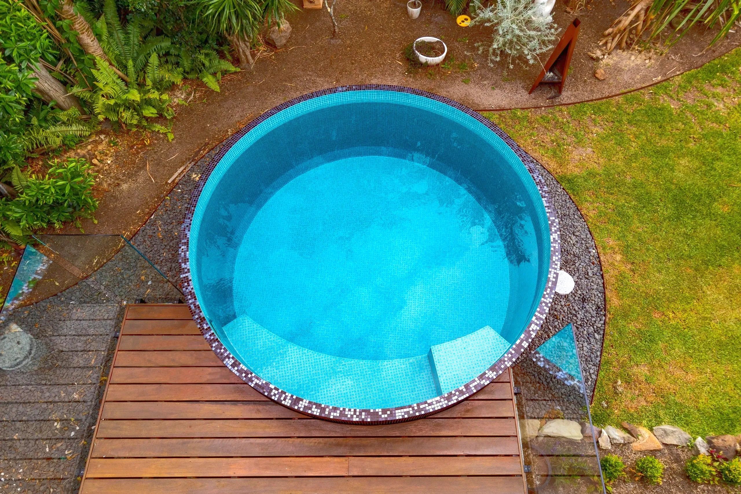 What is a good size plunge pool?