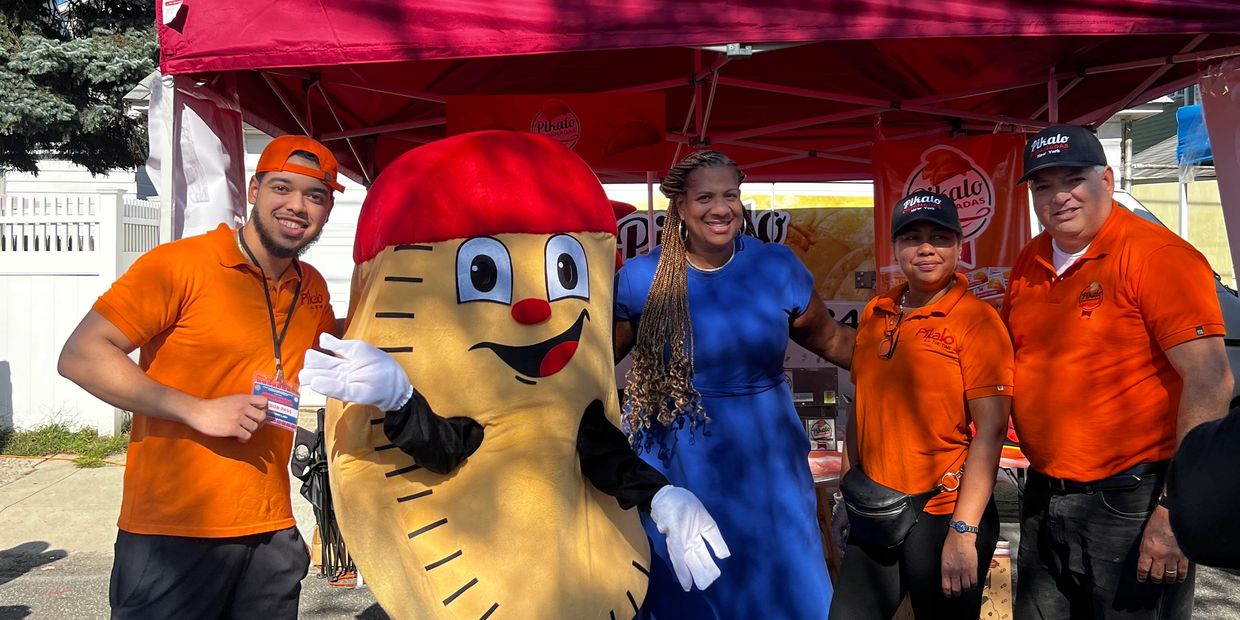 Founders of Pikalo Empanadas at an event with the mayor of the city of Mount Vernon.