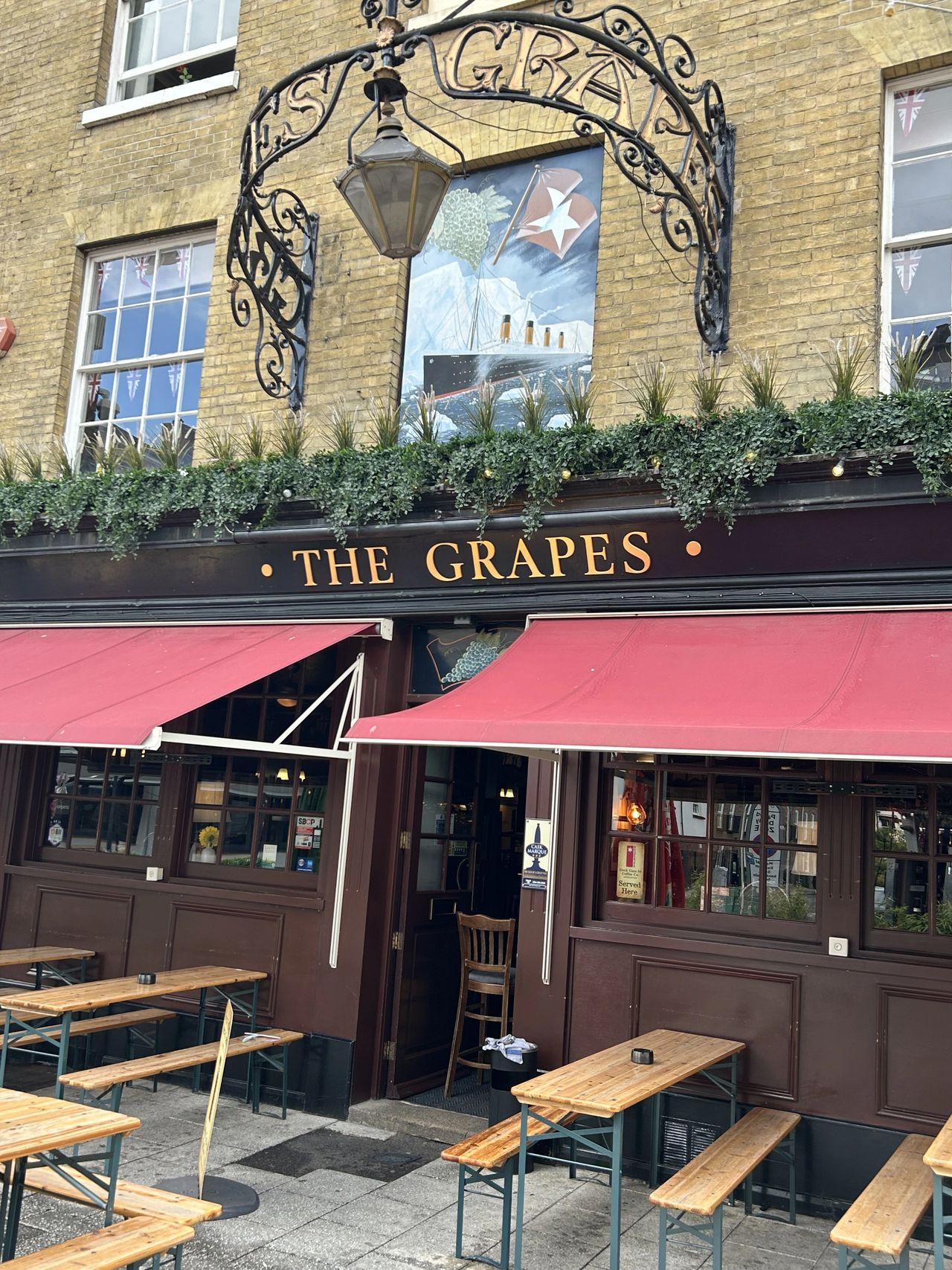 The Grapes Pub in Southampton