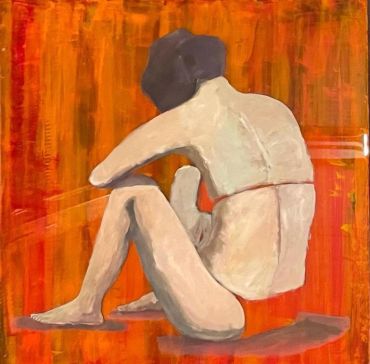 Figura sentada sin rostro sobre fondo naranja.