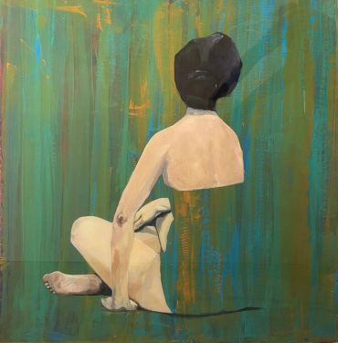 Figura femenina sentada en fondo verde abstracto.