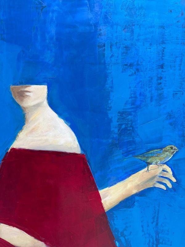 Figura con vestido rojo y pájaro en mano sobre fondo azul.