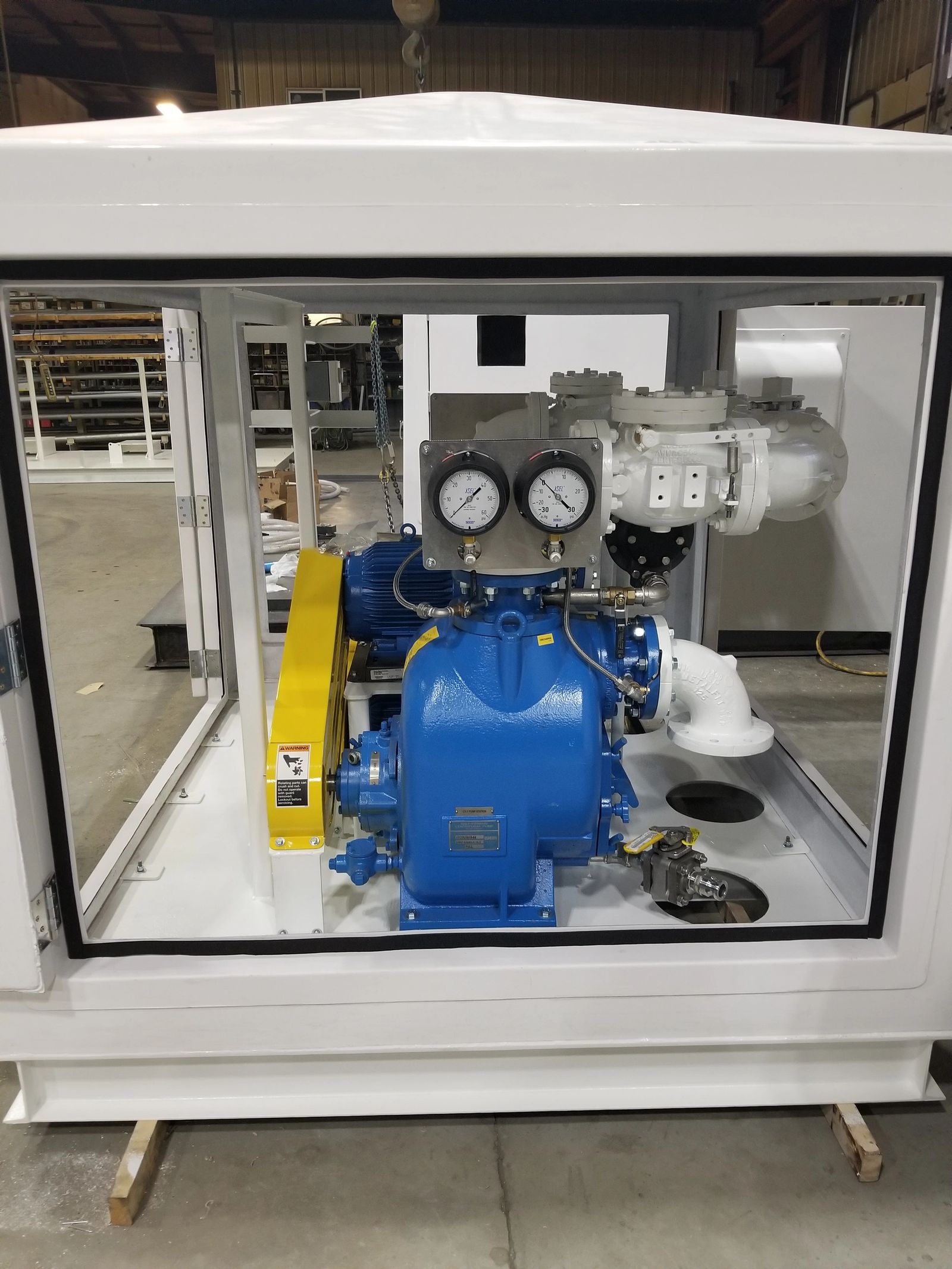Self-priming sewage pump interior components