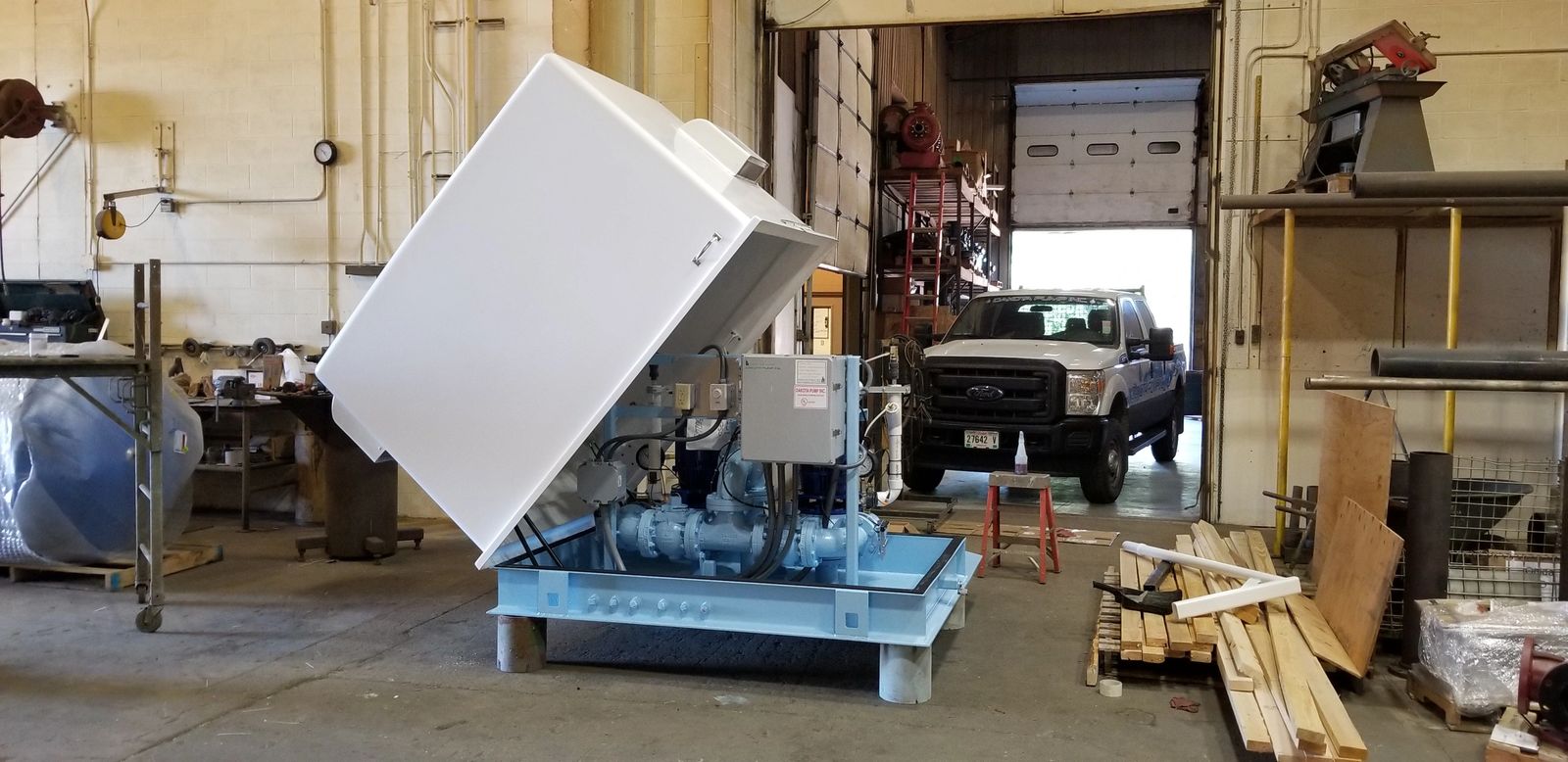 Vacuum primed wet well mounted pump station pumps