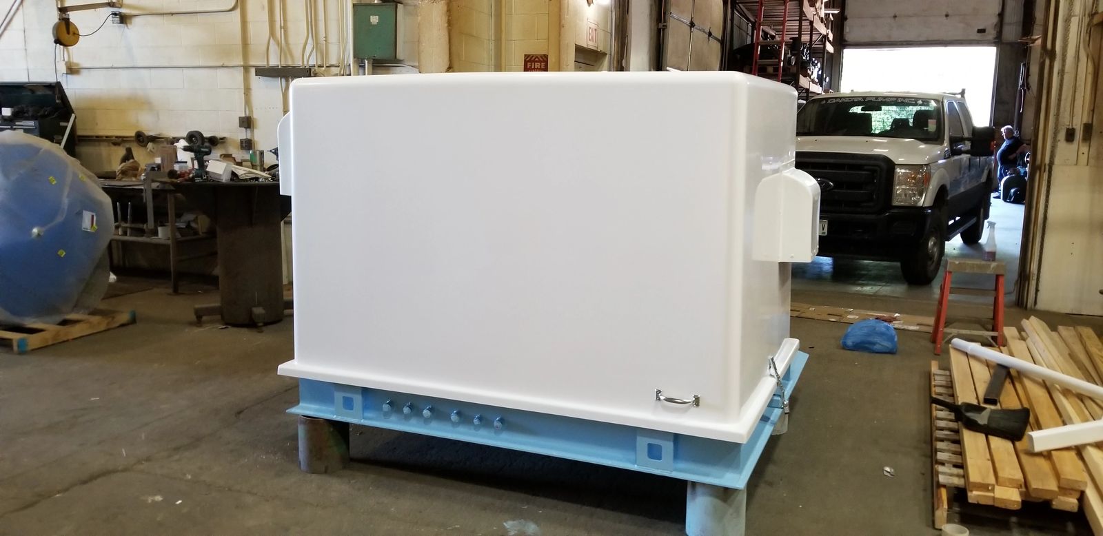 Closed vacuum primed wet well mounted pump station