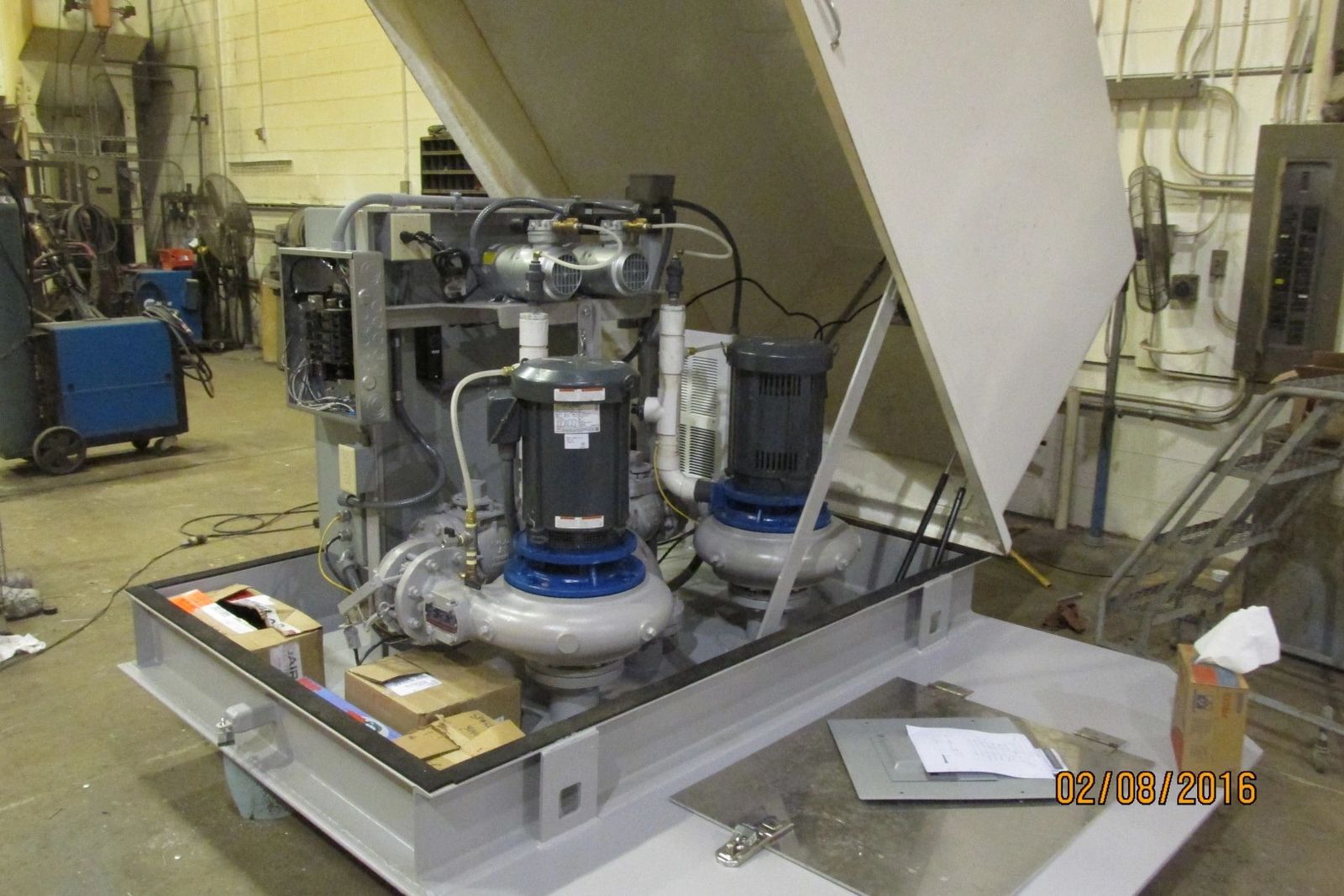 Vacuum primed wet well mounted sewage pump station interior