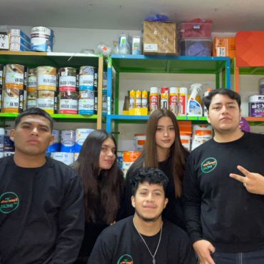 Grupo de cinco jóvenes en una tienda de pinturas.